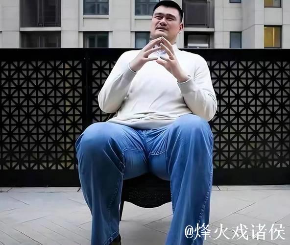 姚明曾最胖体重约400斤,球员时期峰值280斤,如今减肥轻120斤,体重回落至281斤,引发网友热议 姚明曾最胖体重约400斤,球员时期峰值280斤,如今减肥轻120斤,体重回落至281斤,引发网友热议