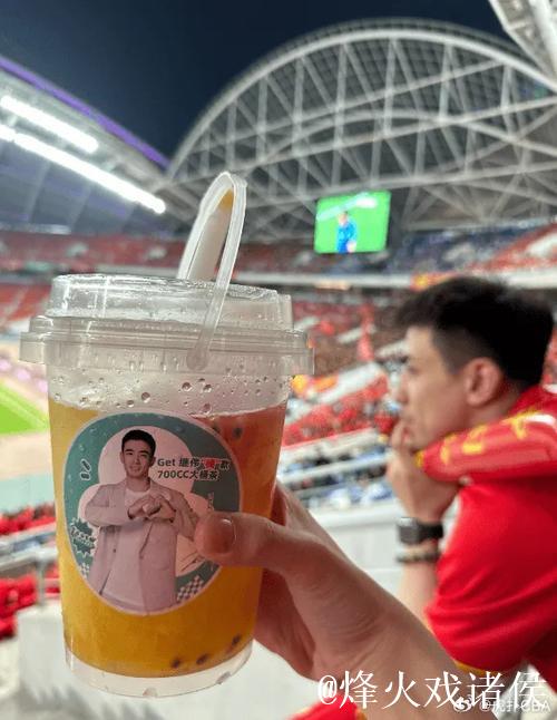 为国足助威！赵继伟现场观看国足vs泰国比赛